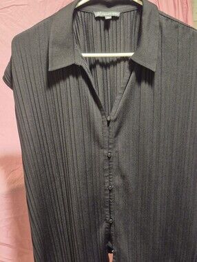 Women's Short-Sleeve Button-Down Shirt in Black